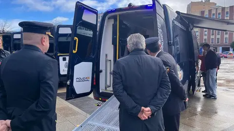 El delegado del Gobierno, Nicanor Sen, y el jefe superior de Policía de Castilla y León, Juan Carlos Hernández Muñoz, presentan las nuevas unidades móviles de documentación (Vidoc) de la Policía Nacional.