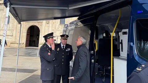 El delegado del Gobierno, Nicanor Sen, y el jefe superior de Policía de Castilla y León, Juan Carlos Hernández Muñoz, presentan las nuevas unidades móviles de documentación (Vidoc) de la Policía Nacional.