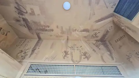 Es el éxito del arte urbano en León capital. El peregrino que ilustra una de las cocheras de la Calle La Rúa de León, por la que transitan miles de caminantes, se convierte en una de las señas de identidad del Camino de Santiago.