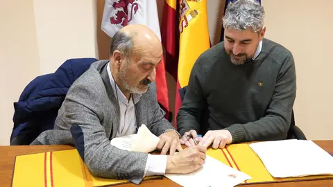 El presidente de la Confederación Hidrográfica del Miño Sil, José Antonio Quiroga (I), junto al alcalde de Vega de Espinareda (León), Javier Salgado, durante la firma del convenio sobre la financiación, ejecución y entrega de las actuaciones de recuperación del Arroyo de Castellanos en el municipio berciano. Fotos: César Sánchez.