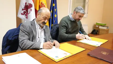 El presidente de la Confederación Hidrográfica del Miño Sil, José Antonio Quiroga (I), junto al alcalde de Vega de Espinareda (León), Javier Salgado, durante la firma del convenio sobre la financiación, ejecución y entrega de las actuaciones de recuperación del Arroyo de Castellanos en el municipio berciano. Fotos: César Sánchez.