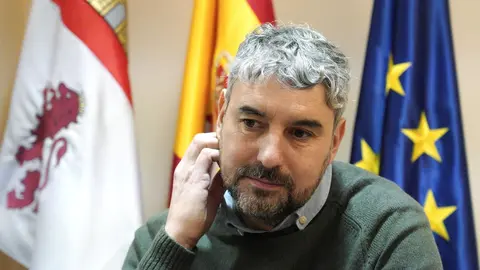 El presidente de la Confederación Hidrográfica del Miño Sil, José Antonio Quiroga (I), junto al alcalde de Vega de Espinareda (León), Javier Salgado, durante la firma del convenio sobre la financiación, ejecución y entrega de las actuaciones de recuperación del Arroyo de Castellanos en el municipio berciano. Fotos: César Sánchez.