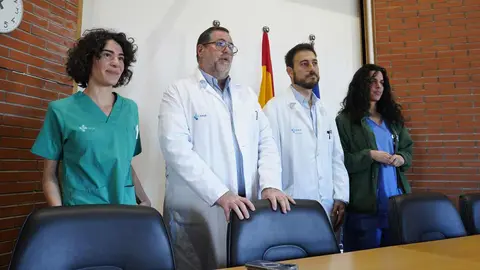El gerente de Asistencia Sanitaria del Bierzo, Juan Ortiz de Saracho (2I), junto al coordinador de cirugía robótica del Hospital de El Bierzo, Óscar Miranda (2D), y las enfermeras del servicio de Urología, Paula Fernández (I), y Meritxell Fornel (D), durante su comparecencia para informar sobre el éxito de las primeras operaciones con el robot Da Vinci. Foto: César Sánchez