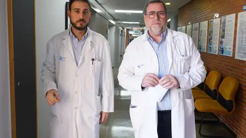 El gerente de Asistencia Sanitaria del Bierzo, Juan Ortiz de Saracho (2I), junto al coordinador de cirugía robótica del Hospital de El Bierzo, Óscar Miranda (2D), y las enfermeras del servicio de Urología, Paula Fernández (I), y Meritxell Fornel (D), durante su comparecencia para informar sobre el éxito de las primeras operaciones con el robot Da Vinci. Foto: César Sánchez