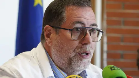 El gerente de Asistencia Sanitaria del Bierzo, Juan Ortiz de Saracho (2I), junto al coordinador de cirugía robótica del Hospital de El Bierzo, Óscar Miranda (2D), y las enfermeras del servicio de Urología, Paula Fernández (I), y Meritxell Fornel (D), durante su comparecencia para informar sobre el éxito de las primeras operaciones con el robot Da Vinci. Foto: César Sánchez