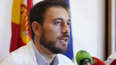 El gerente de Asistencia Sanitaria del Bierzo, Juan Ortiz de Saracho (2I), junto al coordinador de cirugía robótica del Hospital de El Bierzo, Óscar Miranda (2D), y las enfermeras del servicio de Urología, Paula Fernández (I), y Meritxell Fornel (D), durante su comparecencia para informar sobre el éxito de las primeras operaciones con el robot Da Vinci. Foto: César Sánchez