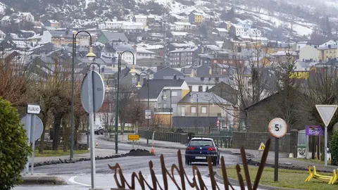 La nieve se retira poco a poco de las montañas de León. En la imagen, el blanco elemento se deja ver en Villablino. Fotos: César Sánchez
