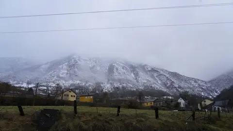 La nieve se retira poco a poco de las montañas de León. En la imagen, el blanco elemento se deja ver en Villablino. Fotos: César Sánchez