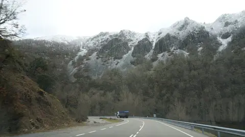 La nieve se retira poco a poco de las montañas de León. En la imagen, el blanco elemento se deja ver en Villablino. Fotos: César Sánchez