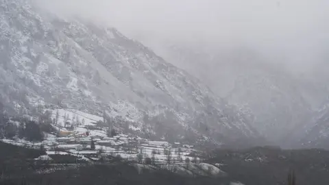 La nieve se retira poco a poco de las montañas de León. En la imagen, el blanco elemento se deja ver en Villablino. Fotos: César Sánchez