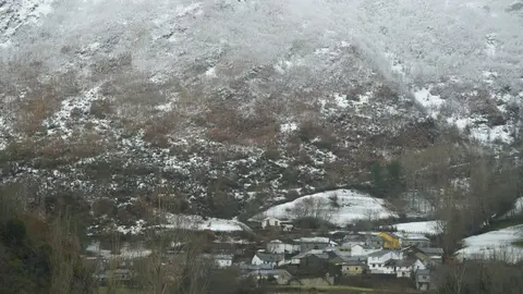 La nieve se retira poco a poco de las montañas de León. En la imagen, el blanco elemento se deja ver en Villablino. Fotos: César Sánchez