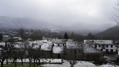 La nieve se retira poco a poco de las montañas de León. En la imagen, el blanco elemento se deja ver en Villablino. Fotos: César Sánchez