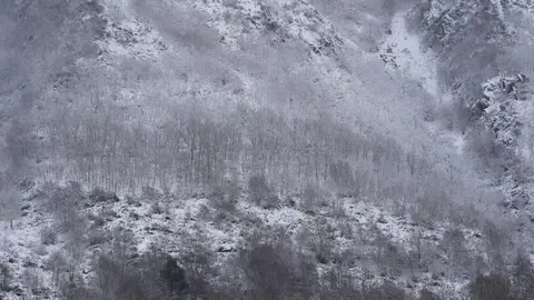 La nieve se retira poco a poco de las montañas de León. En la imagen, el blanco elemento se deja ver en Villablino. Fotos: César Sánchez