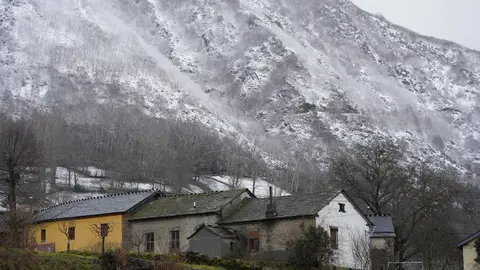 La nieve se retira poco a poco de las montañas de León. En la imagen, el blanco elemento se deja ver en Villablino. Fotos: César Sánchez