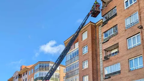 La tormenta 'Ivo' no solo ha dejado numerosas incidencias derivadas de la nieve, el viento ha sido protagonista especialmente en la ciudad con una decena de salidas de Bomberos León.