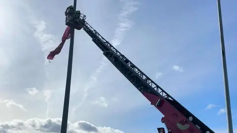La tormenta 'Ivo' no solo ha dejado numerosas incidencias derivadas de la nieve, el viento ha sido protagonista especialmente en la ciudad con una decena de salidas de Bomberos León.