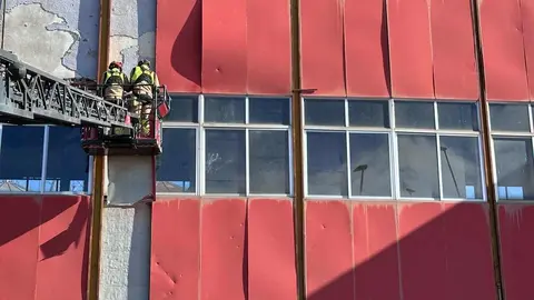 La tormenta 'Ivo' no solo ha dejado numerosas incidencias derivadas de la nieve, el viento ha sido protagonista especialmente en la ciudad con una decena de salidas de Bomberos León.