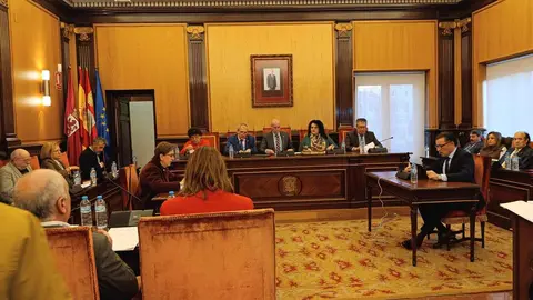 Los once votos en contra del Partido Socialista, sumados a las seis abstenciones de Unión del Pueblo Leonés y del concejal lo adscrito, Ildefonso del Fueyo, impidieron hoy la aprobación en el pleno municipal del Ayuntamiento de León de la moción de reprobación al alcalde, José Antonio Diez.