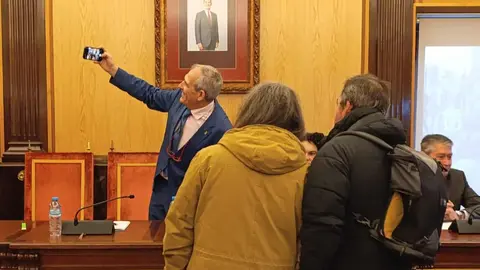 Los once votos en contra del Partido Socialista, sumados a las seis abstenciones de Unión del Pueblo Leonés y del concejal lo adscrito, Ildefonso del Fueyo, impidieron hoy la aprobación en el pleno municipal del Ayuntamiento de León de la moción de reprobación al alcalde, José Antonio Diez.