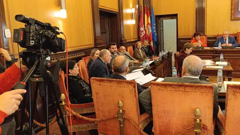Los once votos en contra del Partido Socialista, sumados a las seis abstenciones de Unión del Pueblo Leonés y del concejal lo adscrito, Ildefonso del Fueyo, impidieron hoy la aprobación en el pleno municipal del Ayuntamiento de León de la moción de reprobación al alcalde, José Antonio Diez.