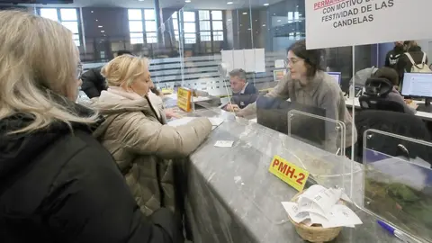 Usuarios del autobús urbano de Ponferrada reúnen más de 3.000 firmas contra los nuevos horarios. Foto: César Sánchez.