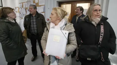 Usuarios del autobús urbano de Ponferrada reúnen más de 3.000 firmas contra los nuevos horarios. Foto: César Sánchez.