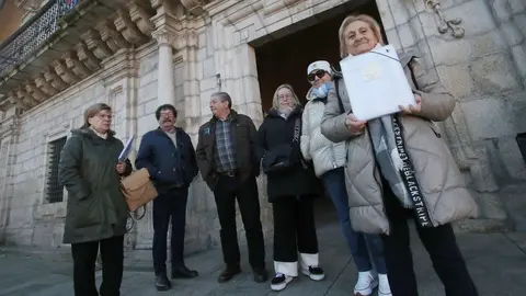 Usuarios del autobús urbano de Ponferrada reúnen más de 3.000 firmas contra los nuevos horarios. Foto: César Sánchez.