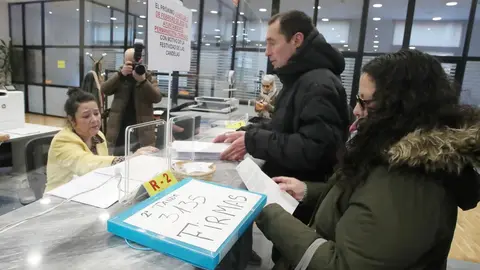 Usuarios del autobús urbano de Ponferrada reúnen más de 3.000 firmas contra los nuevos horarios. Foto: César Sánchez.
