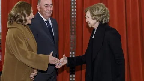 Andrés Rodríguez, socio fundador del estudio leonés Rodríguez Valbuena Arquitectos, recibe de manos de la Reina Sofía uno de los 'Premios Europa Nostra' y 'Premios Hispana Nostra' en la categoría de conservación de adaptación de nuevos usos.