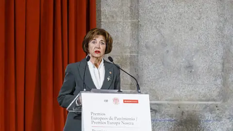 Andrés Rodríguez, socio fundador del estudio leonés Rodríguez Valbuena Arquitectos, recibe de manos de la Reina Sofía uno de los 'Premios Europa Nostra' y 'Premios Hispana Nostra' en la categoría de conservación de adaptación de nuevos usos.