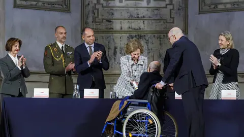 Andrés Rodríguez, socio fundador del estudio leonés Rodríguez Valbuena Arquitectos, recibe de manos de la Reina Sofía uno de los 'Premios Europa Nostra' y 'Premios Hispana Nostra' en la categoría de conservación de adaptación de nuevos usos.