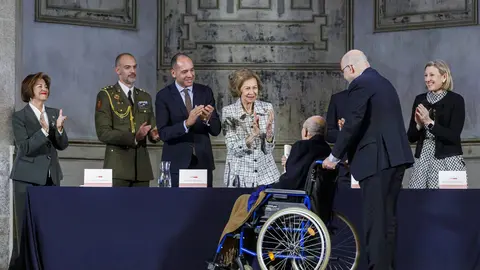 Andrés Rodríguez, socio fundador del estudio leonés Rodríguez Valbuena Arquitectos, recibe de manos de la Reina Sofía uno de los 'Premios Europa Nostra' y 'Premios Hispana Nostra' en la categoría de conservación de adaptación de nuevos usos.