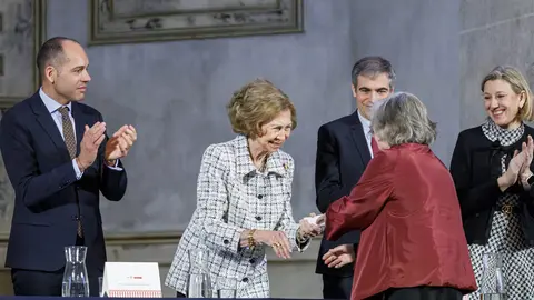 Andrés Rodríguez, socio fundador del estudio leonés Rodríguez Valbuena Arquitectos, recibe de manos de la Reina Sofía uno de los 'Premios Europa Nostra' y 'Premios Hispana Nostra' en la categoría de conservación de adaptación de nuevos usos.