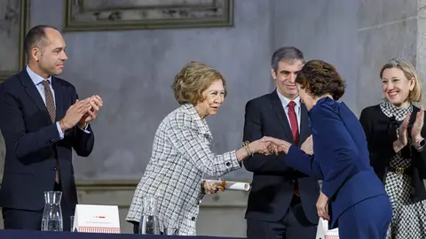 Andrés Rodríguez, socio fundador del estudio leonés Rodríguez Valbuena Arquitectos, recibe de manos de la Reina Sofía uno de los 'Premios Europa Nostra' y 'Premios Hispana Nostra' en la categoría de conservación de adaptación de nuevos usos.