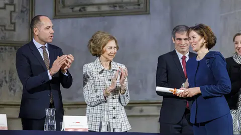 Andrés Rodríguez, socio fundador del estudio leonés Rodríguez Valbuena Arquitectos, recibe de manos de la Reina Sofía uno de los 'Premios Europa Nostra' y 'Premios Hispana Nostra' en la categoría de conservación de adaptación de nuevos usos.
