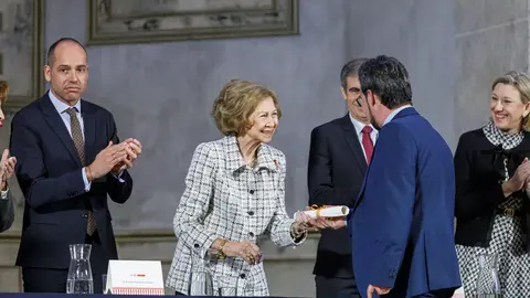 Andrés Rodríguez, socio fundador del estudio leonés Rodríguez Valbuena Arquitectos, recibe de manos de la Reina Sofía uno de los 'Premios Europa Nostra' y 'Premios Hispana Nostra' en la categoría de conservación de adaptación de nuevos usos.