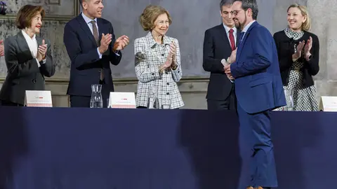 Andrés Rodríguez, socio fundador del estudio leonés Rodríguez Valbuena Arquitectos, recibe de manos de la Reina Sofía uno de los 'Premios Europa Nostra' y 'Premios Hispana Nostra' en la categoría de conservación de adaptación de nuevos usos.
