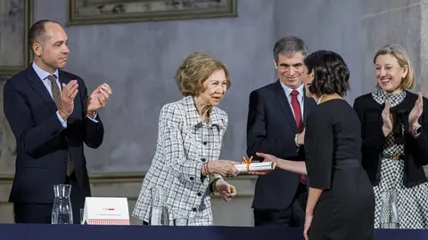 Andrés Rodríguez, socio fundador del estudio leonés Rodríguez Valbuena Arquitectos, recibe de manos de la Reina Sofía uno de los 'Premios Europa Nostra' y 'Premios Hispana Nostra' en la categoría de conservación de adaptación de nuevos usos.