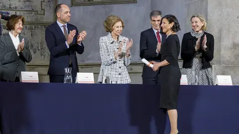 Andrés Rodríguez, socio fundador del estudio leonés Rodríguez Valbuena Arquitectos, recibe de manos de la Reina Sofía uno de los 'Premios Europa Nostra' y 'Premios Hispana Nostra' en la categoría de conservación de adaptación de nuevos usos.