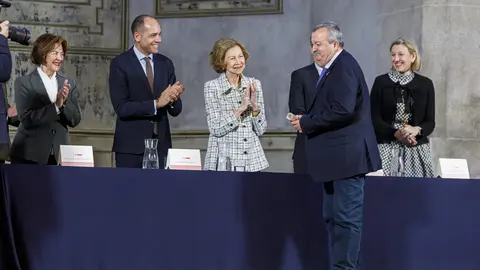Andrés Rodríguez, socio fundador del estudio leonés Rodríguez Valbuena Arquitectos, recibe de manos de la Reina Sofía uno de los 'Premios Europa Nostra' y 'Premios Hispana Nostra' en la categoría de conservación de adaptación de nuevos usos.