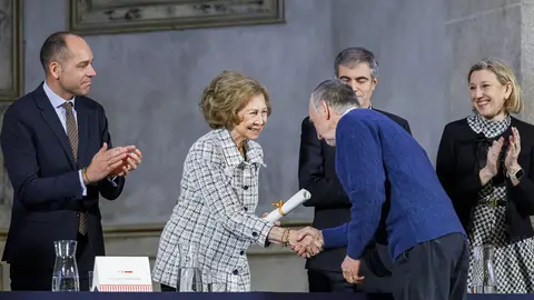 Andrés Rodríguez, socio fundador del estudio leonés Rodríguez Valbuena Arquitectos, recibe de manos de la Reina Sofía uno de los 'Premios Europa Nostra' y 'Premios Hispana Nostra' en la categoría de conservación de adaptación de nuevos usos.