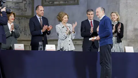 Andrés Rodríguez, socio fundador del estudio leonés Rodríguez Valbuena Arquitectos, recibe de manos de la Reina Sofía uno de los 'Premios Europa Nostra' y 'Premios Hispana Nostra' en la categoría de conservación de adaptación de nuevos usos.