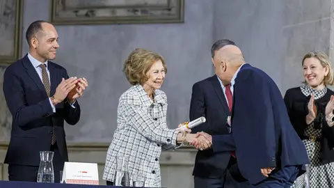 Andrés Rodríguez, socio fundador del estudio leonés Rodríguez Valbuena Arquitectos, recibe de manos de la Reina Sofía uno de los 'Premios Europa Nostra' y 'Premios Hispana Nostra' en la categoría de conservación de adaptación de nuevos usos.