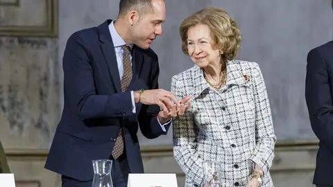 Andrés Rodríguez, socio fundador del estudio leonés Rodríguez Valbuena Arquitectos, recibe de manos de la Reina Sofía uno de los 'Premios Europa Nostra' y 'Premios Hispana Nostra' en la categoría de conservación de adaptación de nuevos usos.