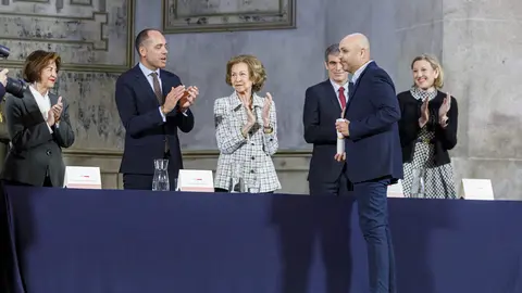Andrés Rodríguez, socio fundador del estudio leonés Rodríguez Valbuena Arquitectos, recibe de manos de la Reina Sofía uno de los 'Premios Europa Nostra' y 'Premios Hispana Nostra' en la categoría de conservación de adaptación de nuevos usos.