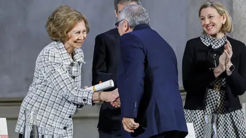 Andrés Rodríguez, socio fundador del estudio leonés Rodríguez Valbuena Arquitectos, recibe de manos de la Reina Sofía uno de los 'Premios Europa Nostra' y 'Premios Hispana Nostra' en la categoría de conservación de adaptación de nuevos usos.