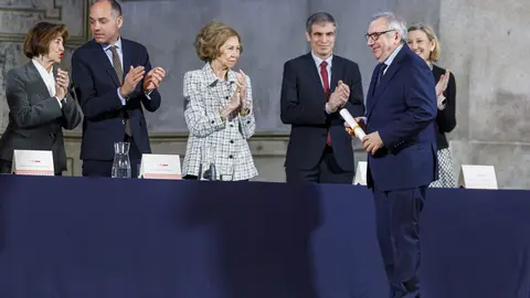 Andrés Rodríguez, socio fundador del estudio leonés Rodríguez Valbuena Arquitectos, recibe de manos de la Reina Sofía uno de los 'Premios Europa Nostra' y 'Premios Hispana Nostra' en la categoría de conservación de adaptación de nuevos usos.