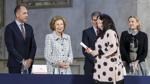 Andrés Rodríguez, socio fundador del estudio leonés Rodríguez Valbuena Arquitectos, recibe de manos de la Reina Sofía uno de los 'Premios Europa Nostra' y 'Premios Hispana Nostra' en la categoría de conservación de adaptación de nuevos usos.