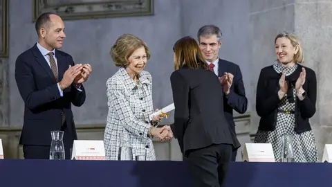 Andrés Rodríguez, socio fundador del estudio leonés Rodríguez Valbuena Arquitectos, recibe de manos de la Reina Sofía uno de los 'Premios Europa Nostra' y 'Premios Hispana Nostra' en la categoría de conservación de adaptación de nuevos usos.