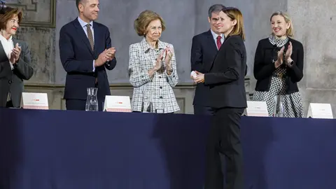 Andrés Rodríguez, socio fundador del estudio leonés Rodríguez Valbuena Arquitectos, recibe de manos de la Reina Sofía uno de los 'Premios Europa Nostra' y 'Premios Hispana Nostra' en la categoría de conservación de adaptación de nuevos usos.